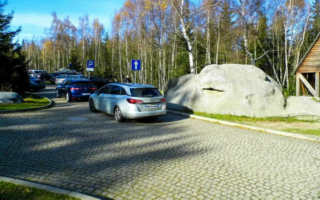Parking przy Błędnych Skałach: Wygodne miejsce na Twoją przygodę