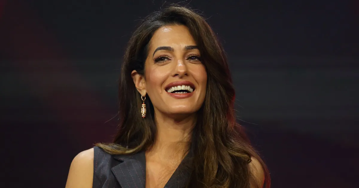 Stylizacje Amal Clooney, które zachwycają - odkryj jej modowe sekrety Stylizacje Amal Clooney, które zachwycają - odkryj jej modowe sekrety