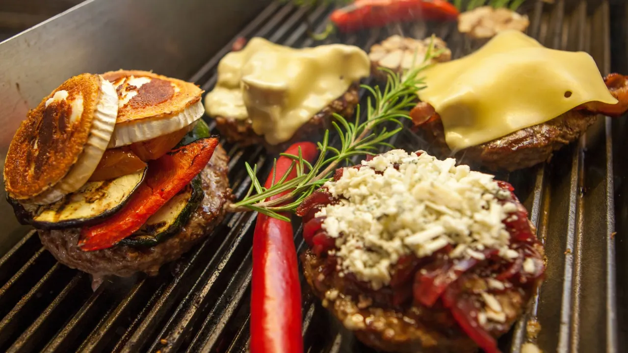 Najlepsze dodatki do burgera: od klasyki po egzotyczne smaki