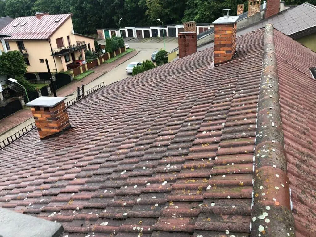 Skuteczne metody czyszczenia dachówki ceramicznej bez uszkodzeń