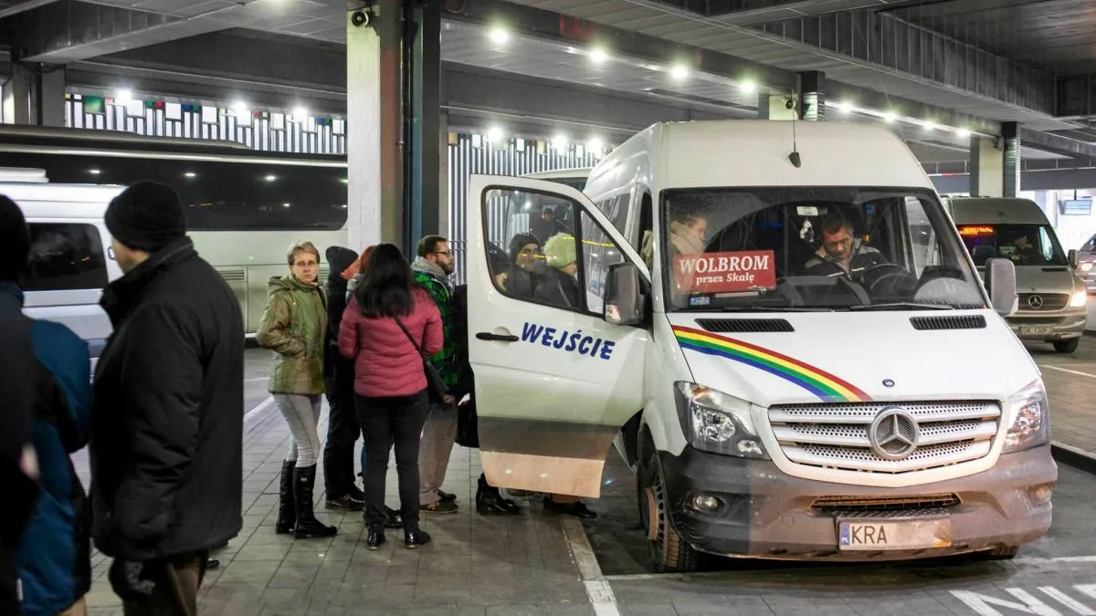 Ile jedzie bus z Krakowa do Katowic? Czas podróży i wskazówki