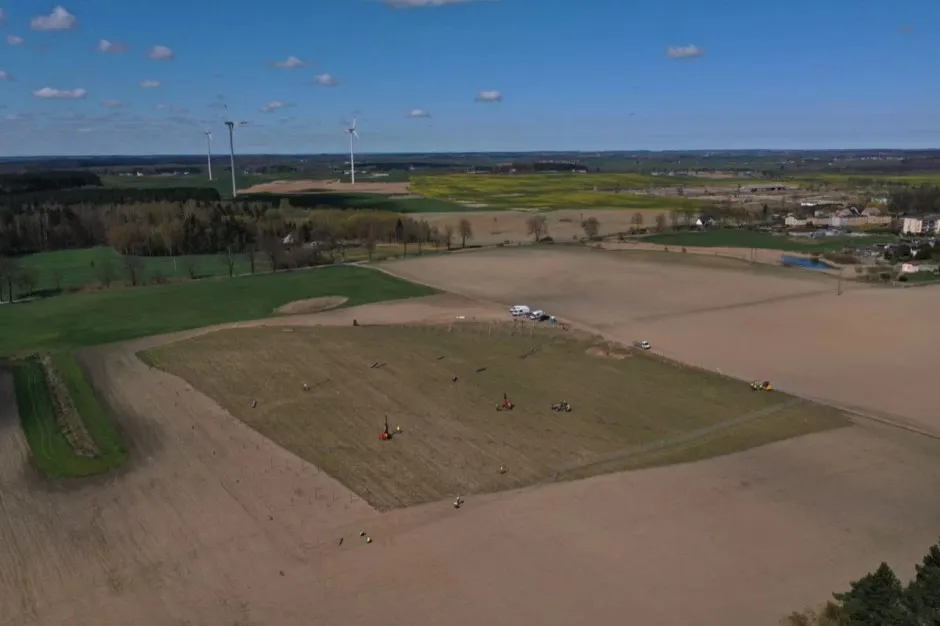 Ostrów Wielkopolski: Gigantyczna farma fotowoltaiczna R. Power zmienia energetykę