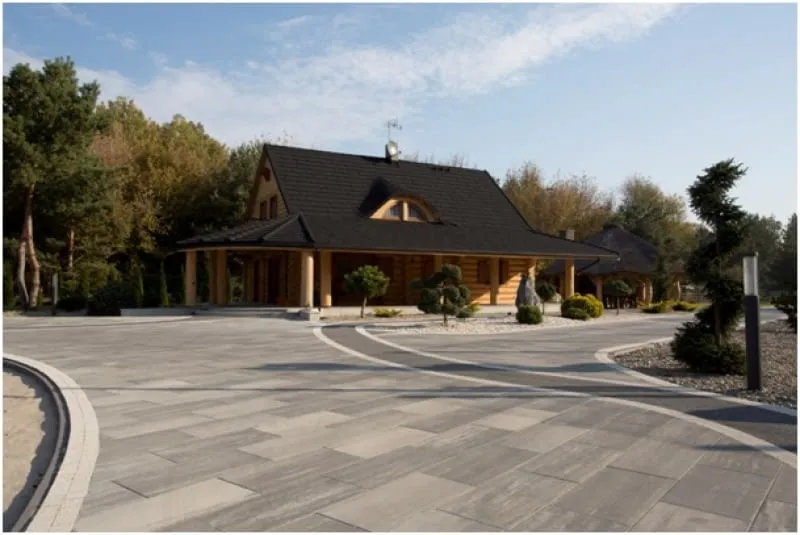 Jaką kostkę brukową wybrać do brązowego dachu, by uniknąć błędów?