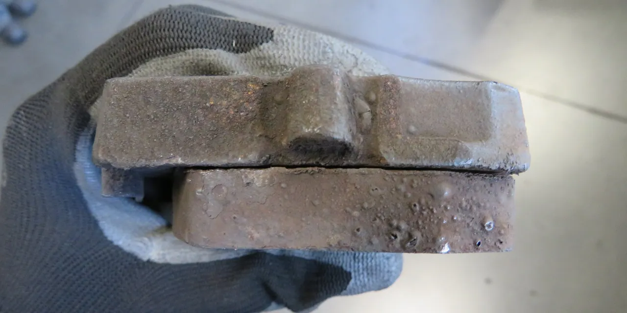 Ważne sygnały że blaszki klocków hamulcowych grożą wypadkiem