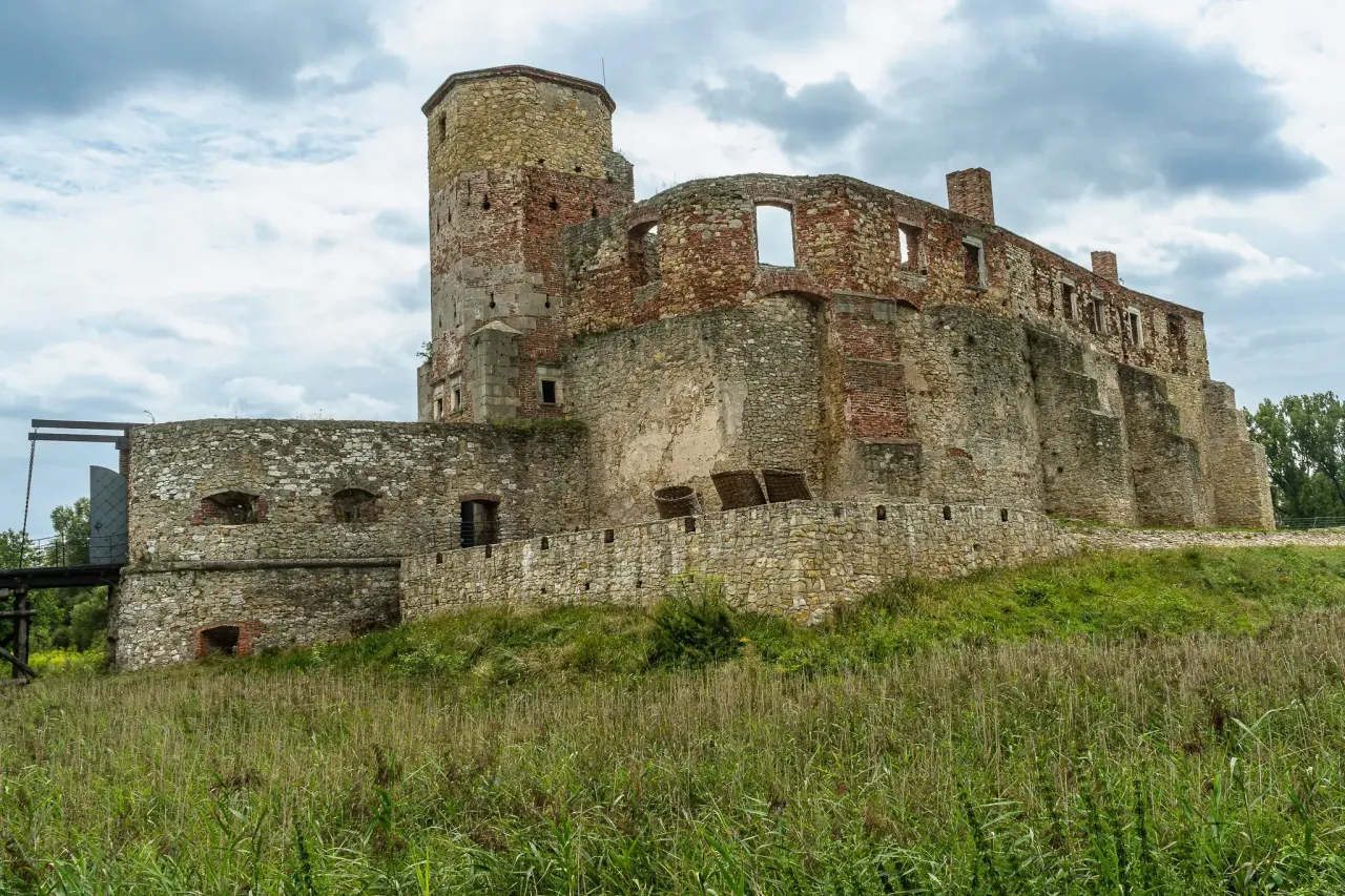 Ruiny zamku w Siewierzu: Odkryj sekrety i zaplanuj wizytę Ruiny zamku w Siewierzu: Odkryj sekrety i zaplanuj wizytę
