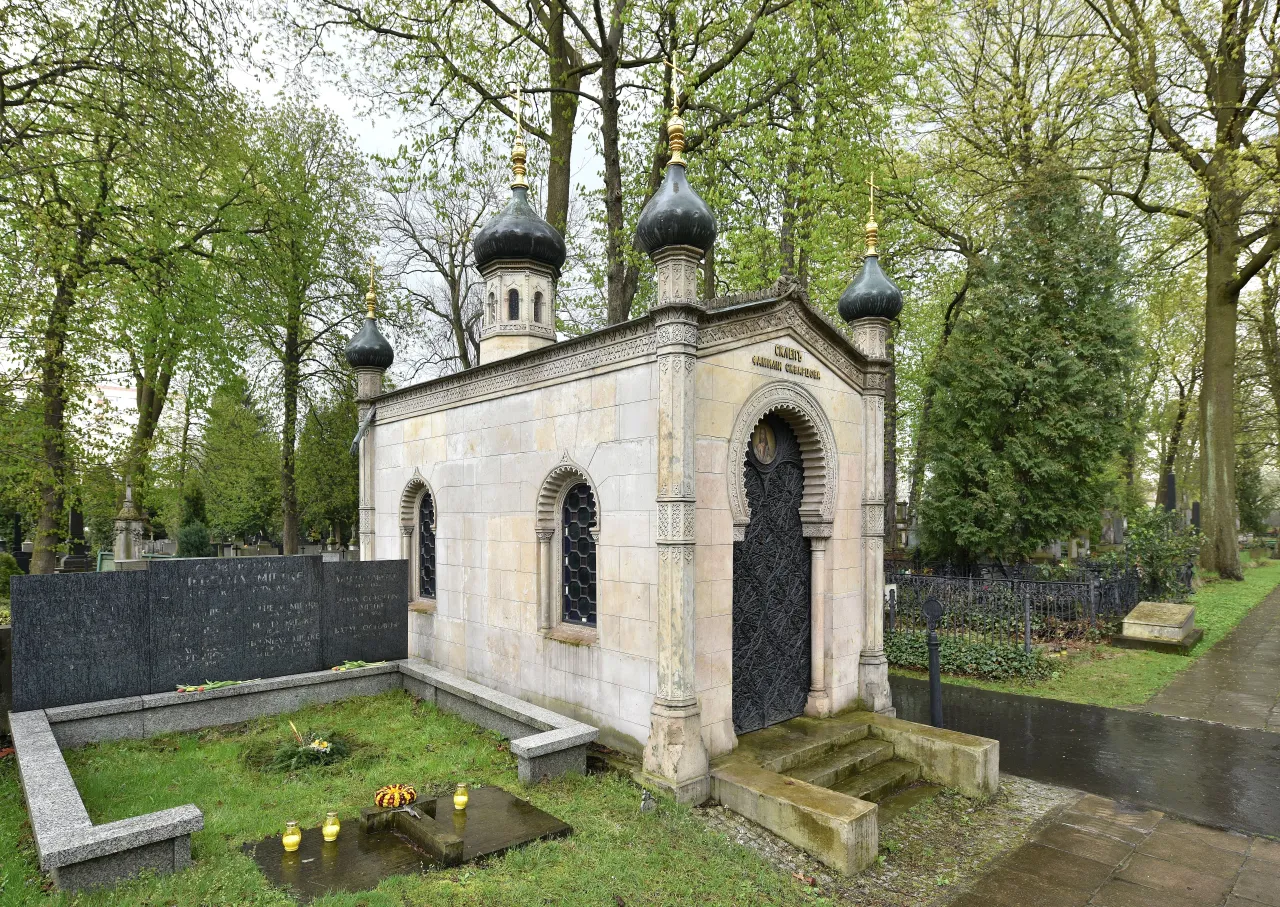 Grobowiec na cmentarzu: Koszty, formalności. Jak wybrać idealny?