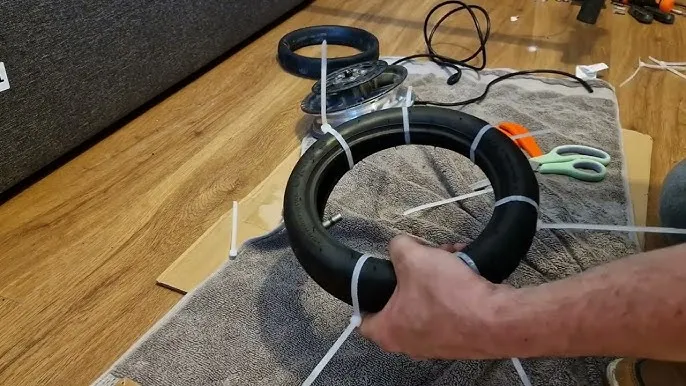 Jak zamontować oponę bezdętkową w hulajnodze? Poradnik krok po kroku