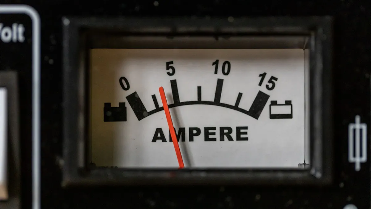 Co wskazuje amperomierz na prostowniku i jak uniknąć błędów?