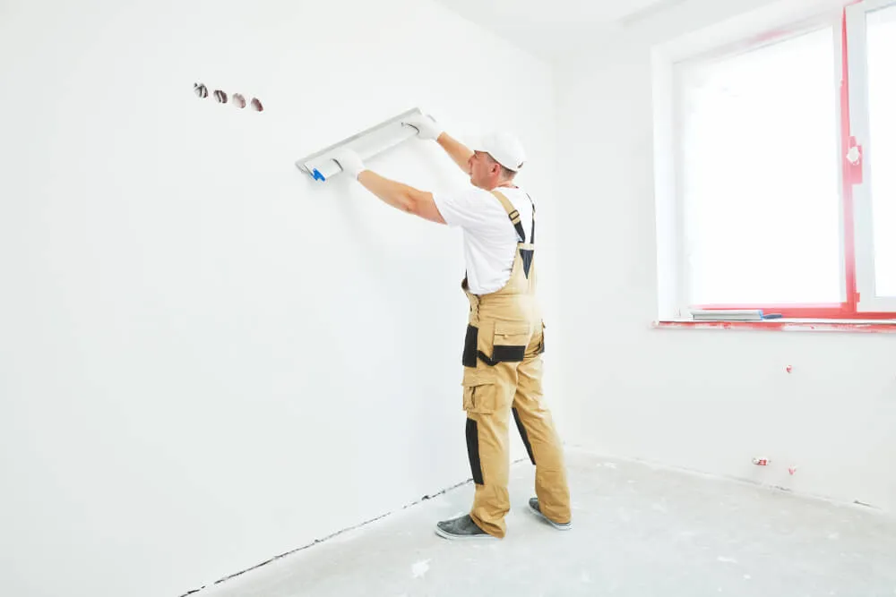 Gąbkowanie tynku po jakim czasie? Uniknij błędów i oszczędź czas