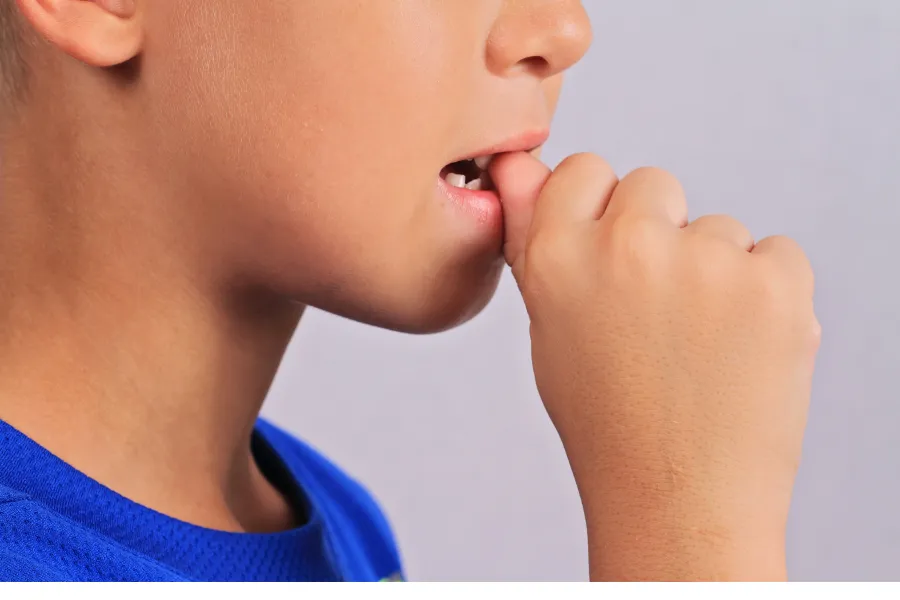 Dlaczego dziecko obgryza paznokcie i jak temu zapobiec?