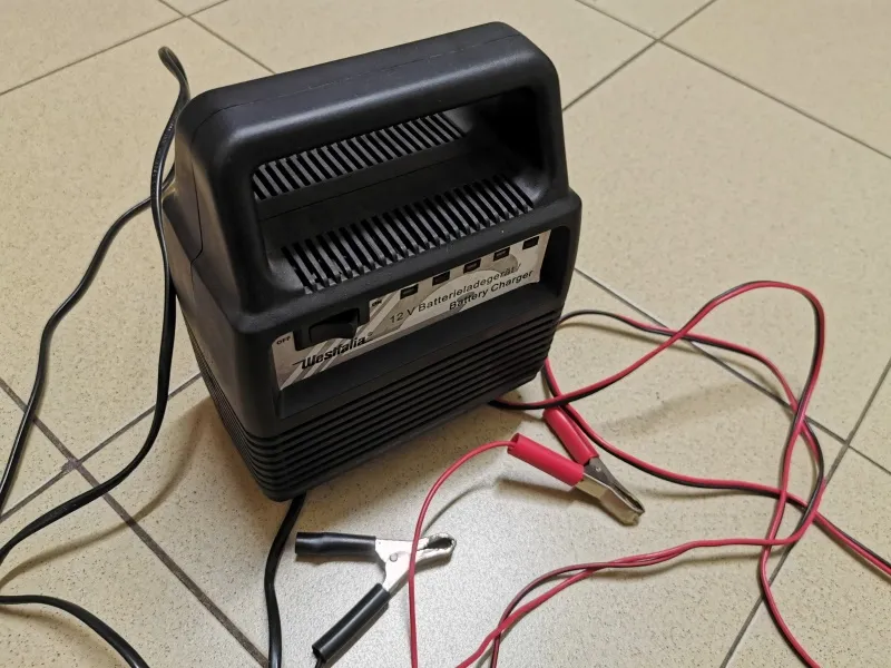 Jakiej firmy prostownik wybrać, aby uniknąć problemów z akumulatorem?