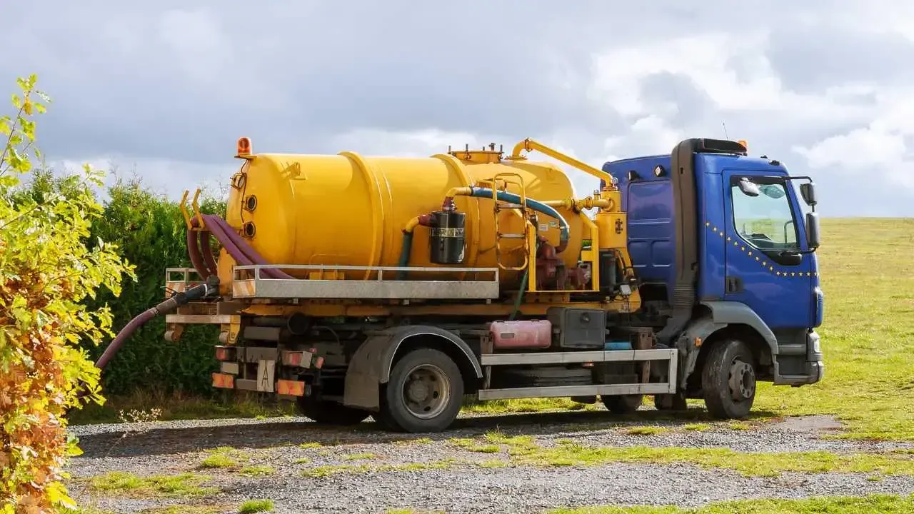 Ile można zarobić na wywozie szamba? Fakty, które musisz znać