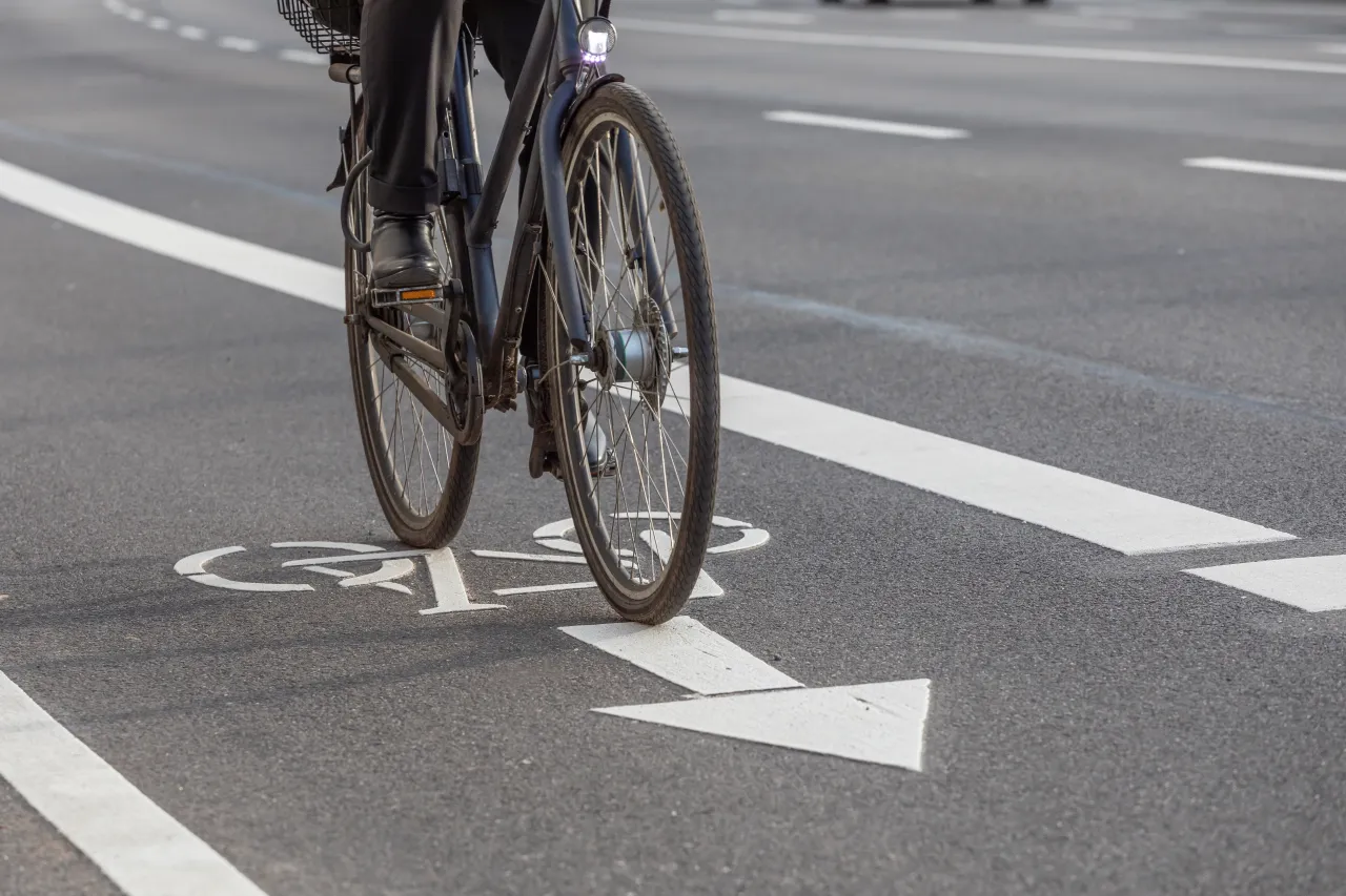 Czy rower może jeździć po chodniku? Sprawdź przepisy i wyjątki