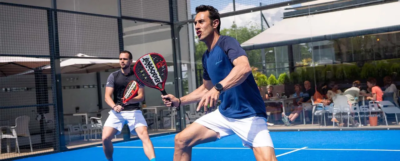 Kiedy można przełożyć rakietę nad siatką w tenisie - poznaj zasady gry