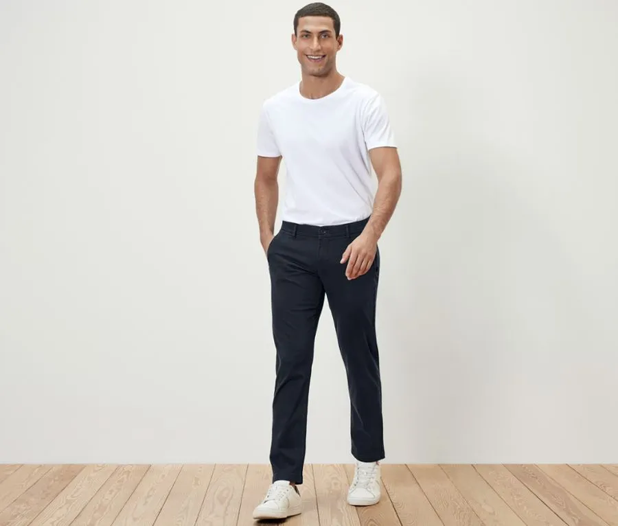 Co pasuje do niebieskich spodni męskich? Odkryj najlepsze stylizacje