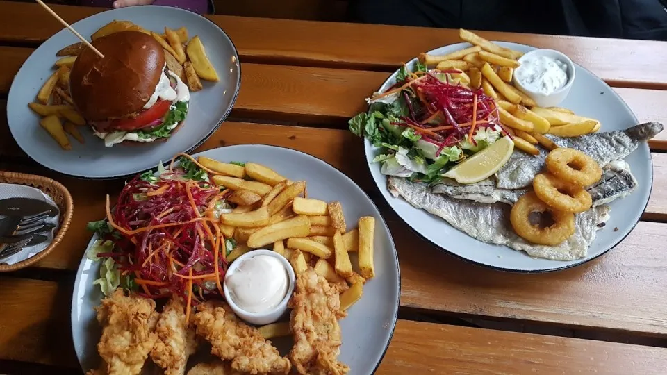 Gdzie zjeść w Dębkach? Najlepsze miejsca na pyszne dania latem