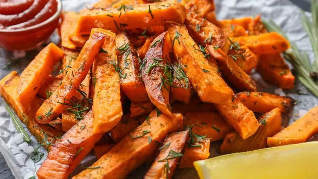 Ile czasu piec frytki z batatów, aby były idealnie chrupiące?