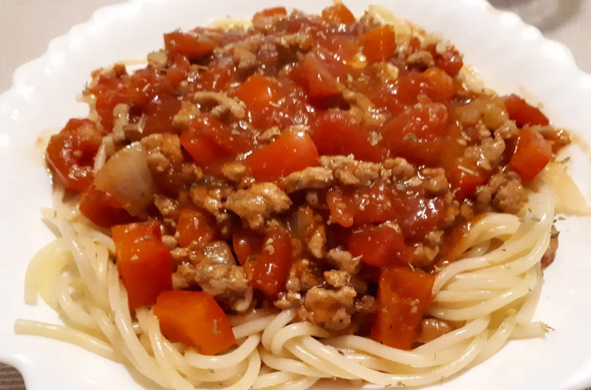 Pyszne spaghetti z warzywami i mięsem mielonym w 30 minut Pyszne spaghetti z warzywami i mięsem mielonym w 30 minut