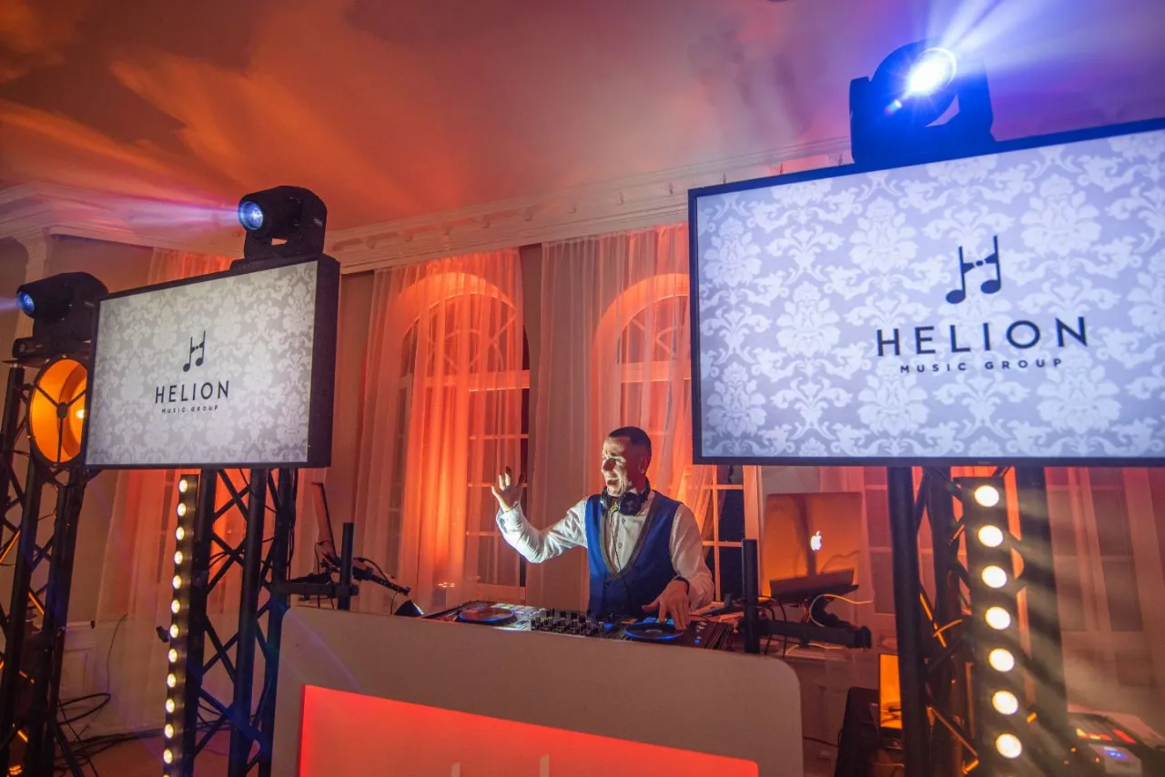 Ile kosztuje DJ na wesele? Zaskakujące ceny i ukryte koszty