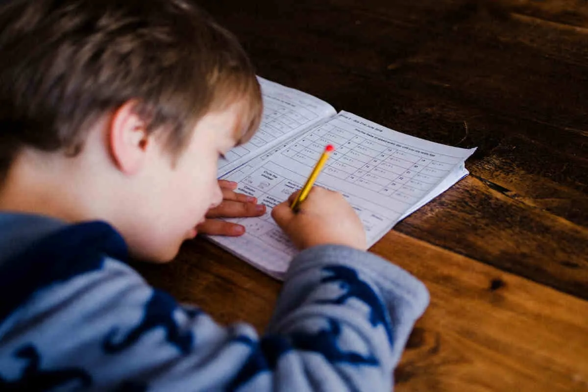 Jak pisać w zeszycie w jedną linię? Praktyczny poradnik krok po kroku