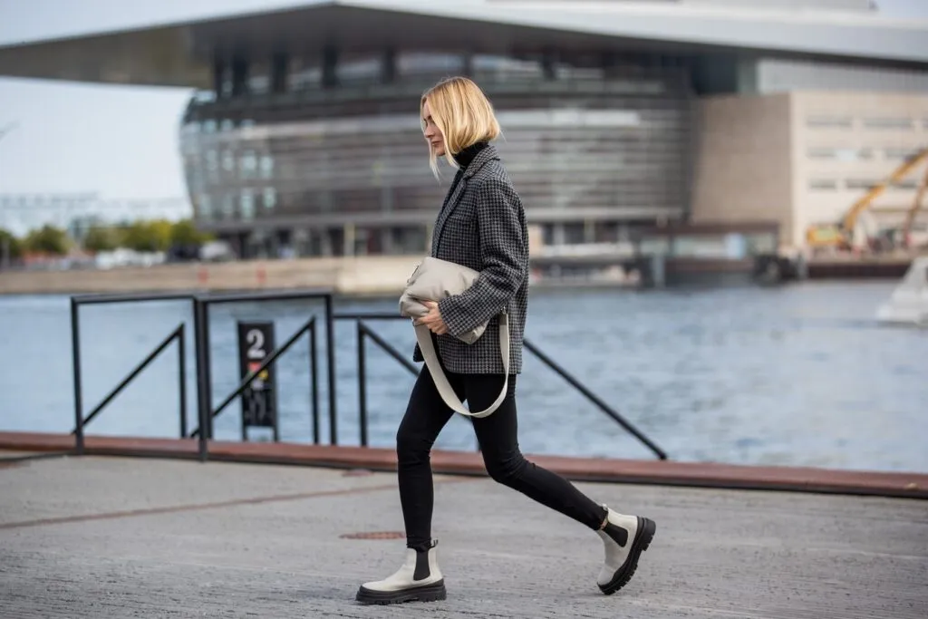 Ciemne jeansy: Stylizacje na każdą okazję. Jak je nosić?