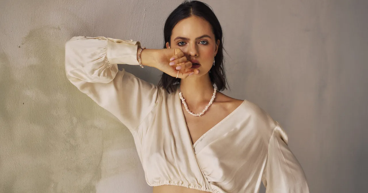 Najlepsze naszyjniki do dekoltu V, które podkreślą Twój styl