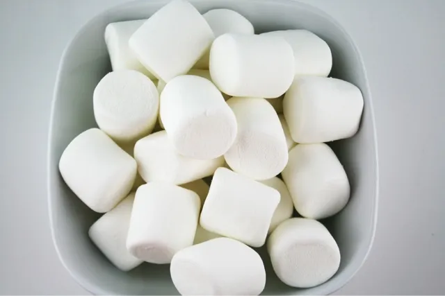 Jak smakują pianki na ognisko? Odkryj ich wyjątkowy smak i teksturę