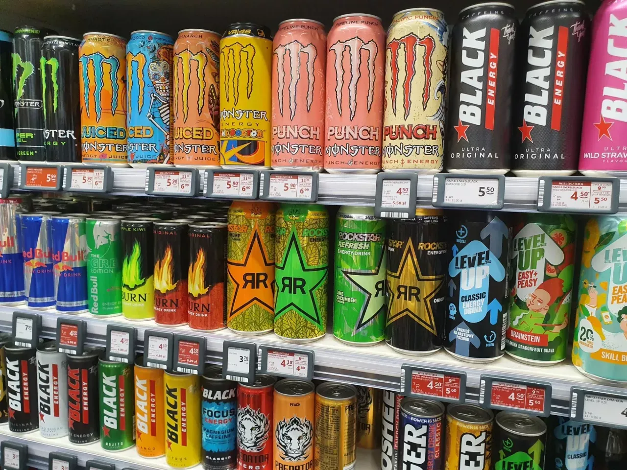 Napoje w puszce: zdrowe wybory, popularne marki i ceny, które musisz znać