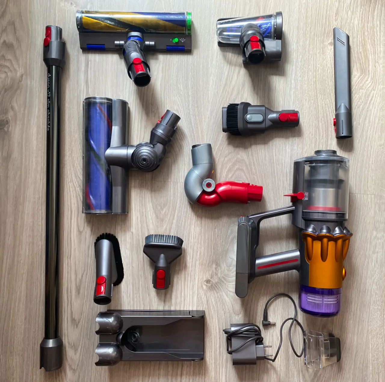 Dyson V12 czy V15 - który odkurzacz lepiej spełni Twoje oczekiwania?