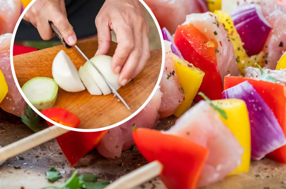 Jak kroić cebulę na szaszłyki, by uniknąć problemów z grillowaniem