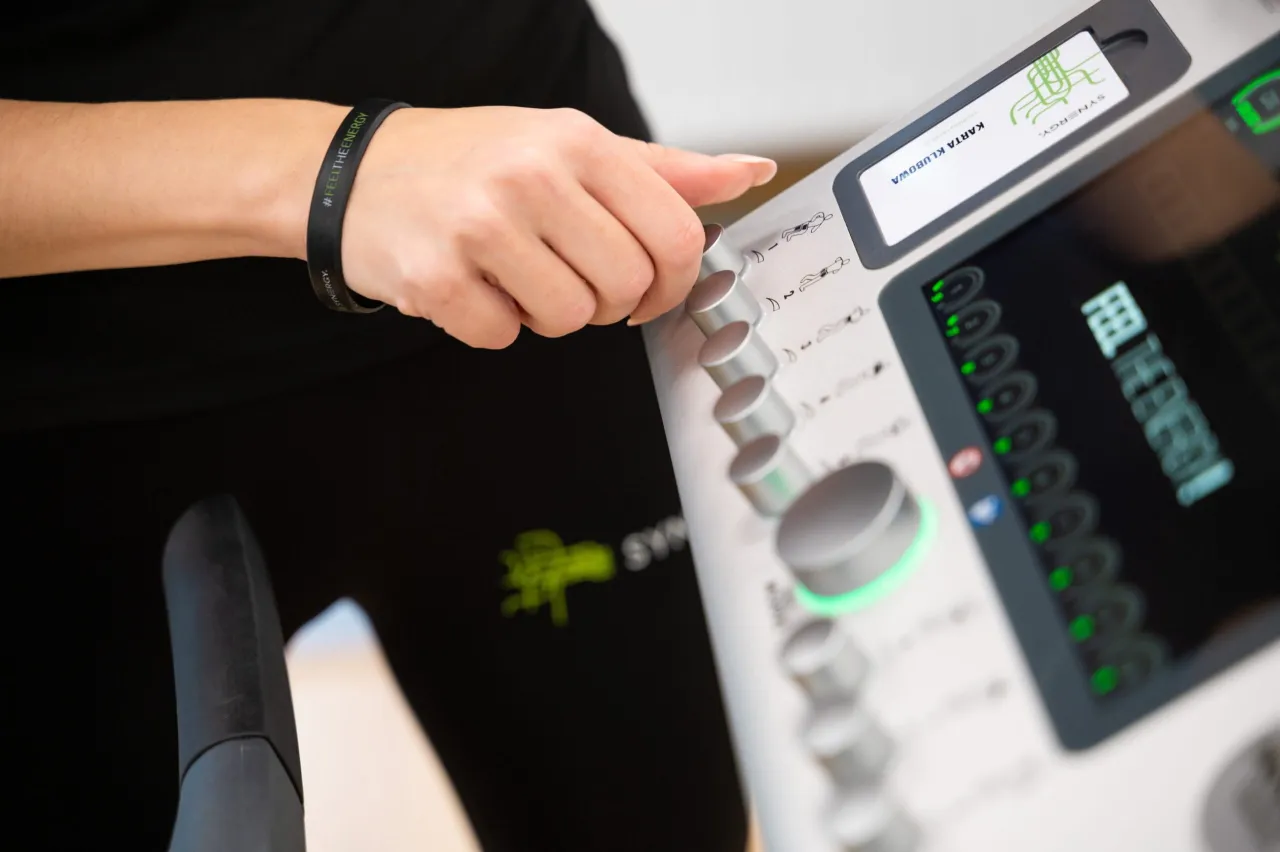 Trening EMS czy warto? Odkryj prawdę o jego skuteczności i ryzyku