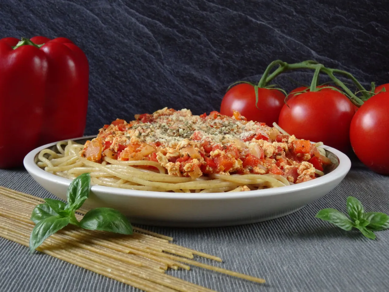 Pyszne spaghetti z tofu wędzonym – łatwy przepis na wegańskie danie Pyszne spaghetti z tofu wędzonym – łatwy przepis na wegańskie danie