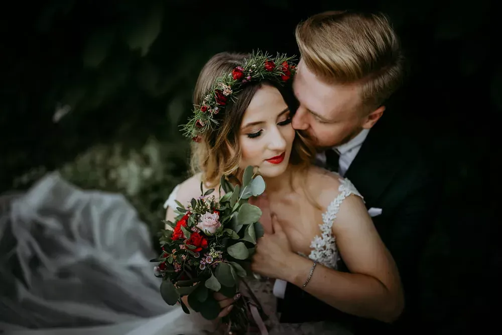 Fotograf czy kamerzysta na ślub? Poradnik i koszty