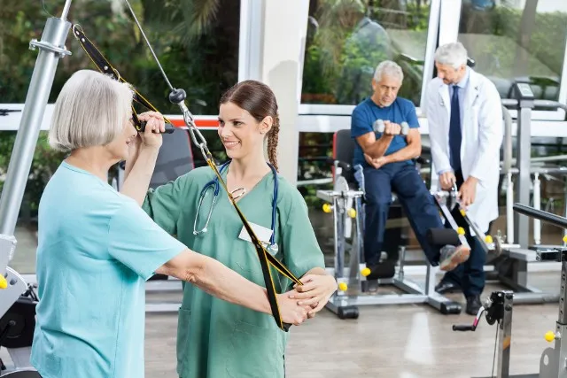 Czy potrzebne skierowanie do fizjoterapeuty? Sprawdź, co musisz wiedzieć