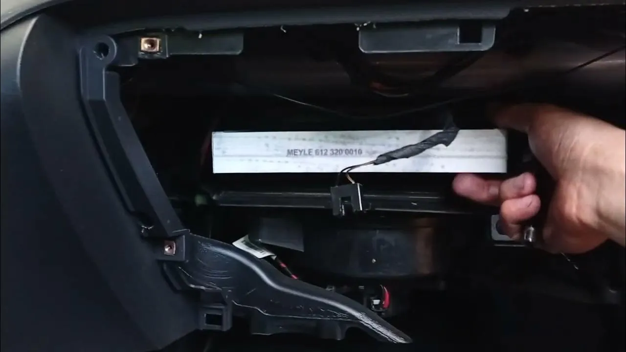 Wymień filtr kabinowy w Insignii w 4 prostych krokach. Zrób to sam!