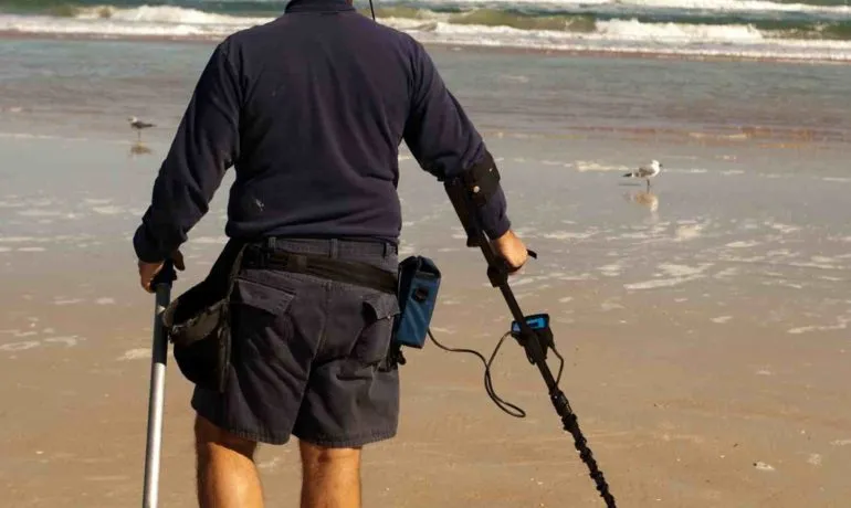 Czy można chodzić z wykrywaczem metali po plaży nad jeziorem bez obaw?