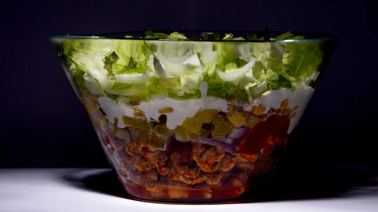 Czy można zamrozić sałatkę gyros? Sprawdź, co tracisz po mrożeniu