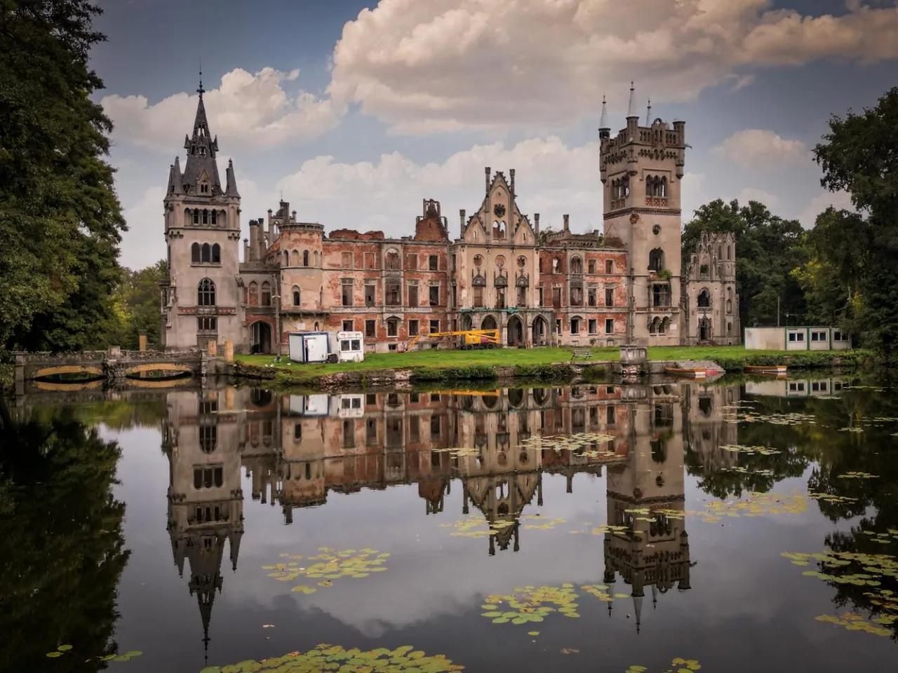 Najpiękniejsze dworki opolskie: odkryj ich historię i urok