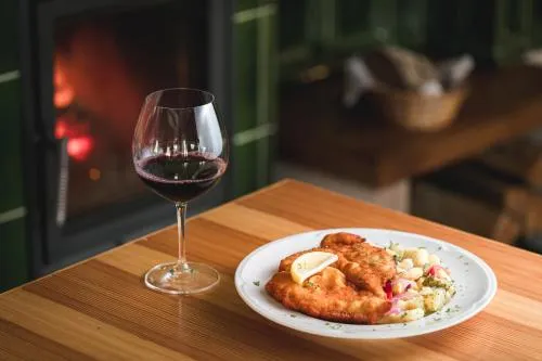 Gdzie zjeść w Adrspach? Odkryj najlepsze restauracje i smaki