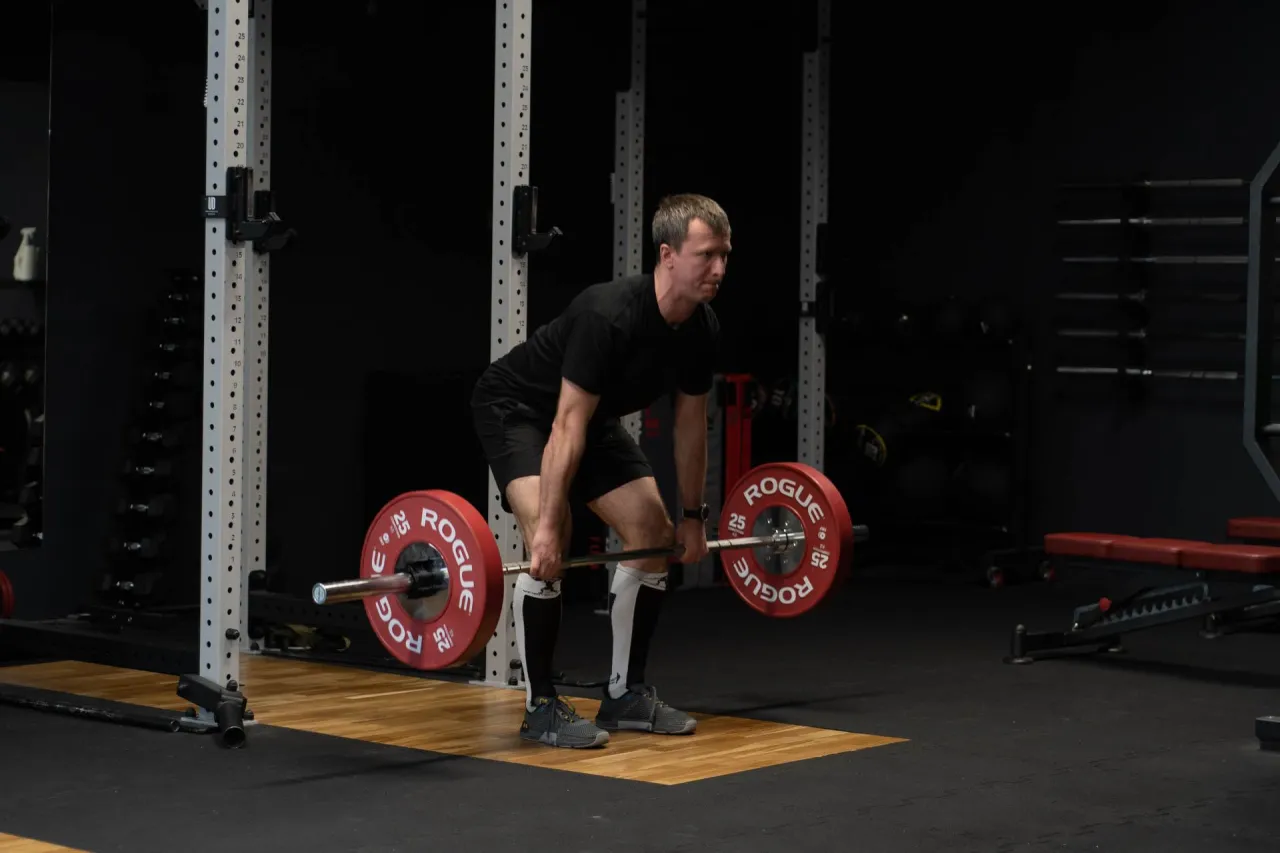 Martwy ciąg: Król ćwiczeń. Jak buduje siłę i sylwetkę?