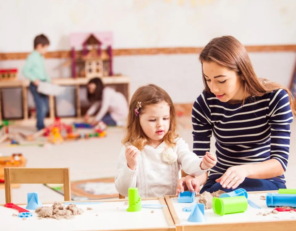 Ile zarabia przedszkolanka po studiach? Zaskakujące fakty o pensjach