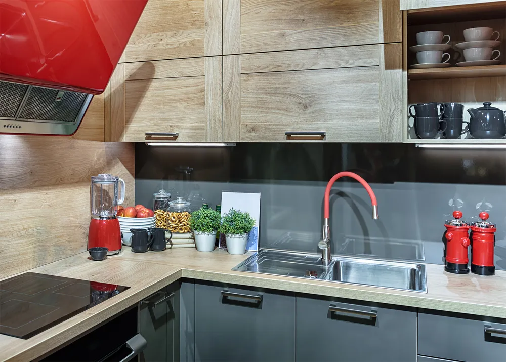 Ile powinien wystawać blat kuchenny, by uniknąć problemów z użytkowaniem?