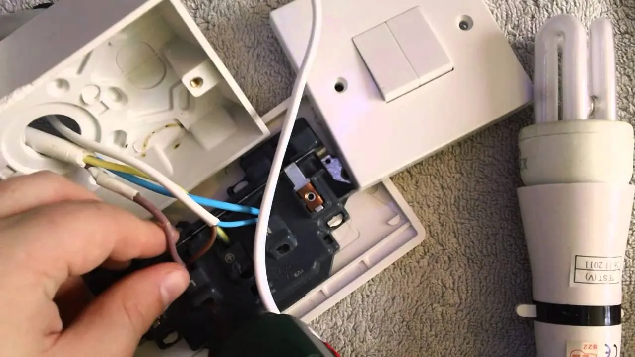 Schemat jak podłączyć włącznik światła z gniazdka - uniknij błędów