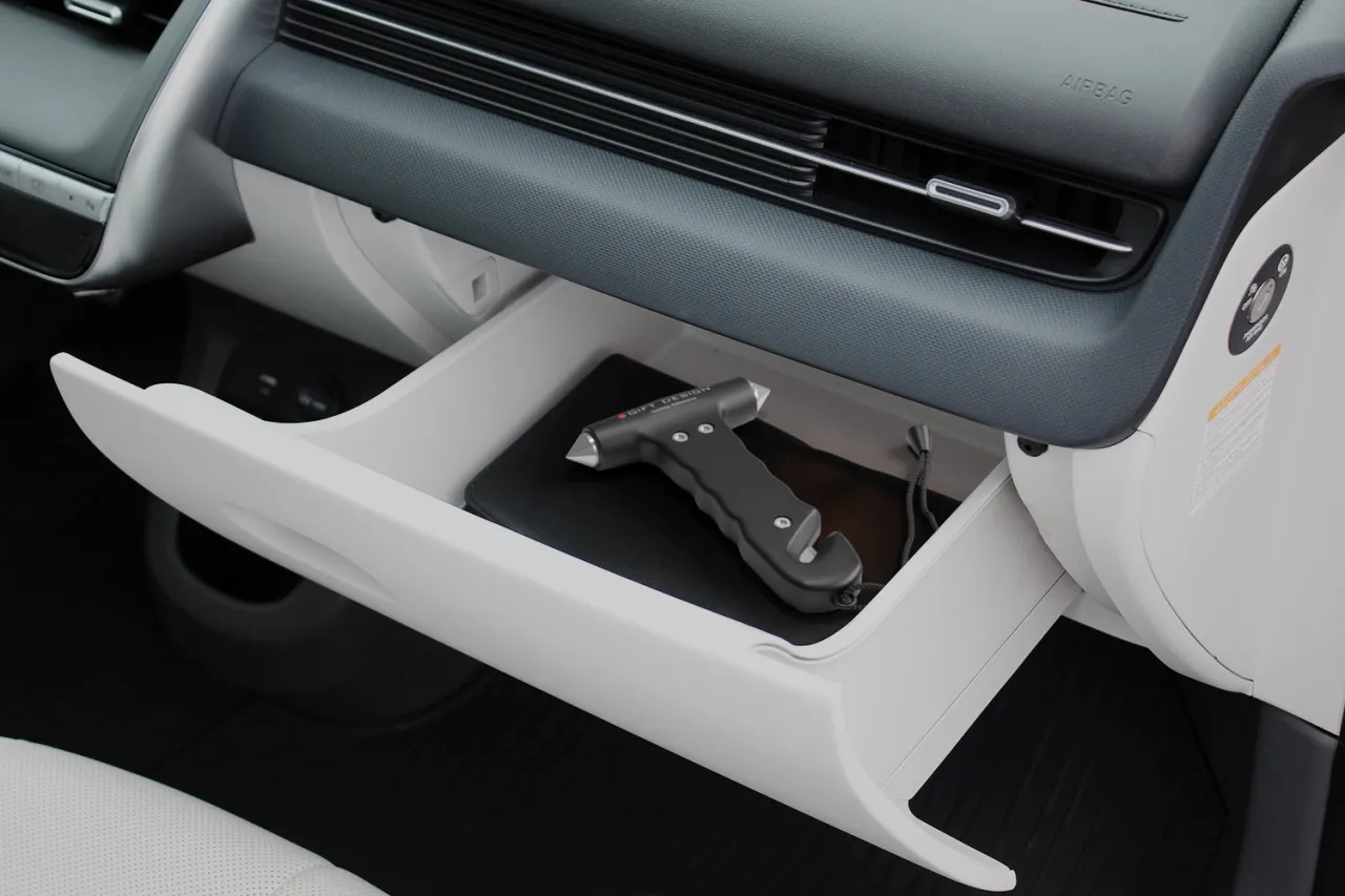 Co możemy znaleźć w schowku samochodu? Oto niezbędne przedmioty