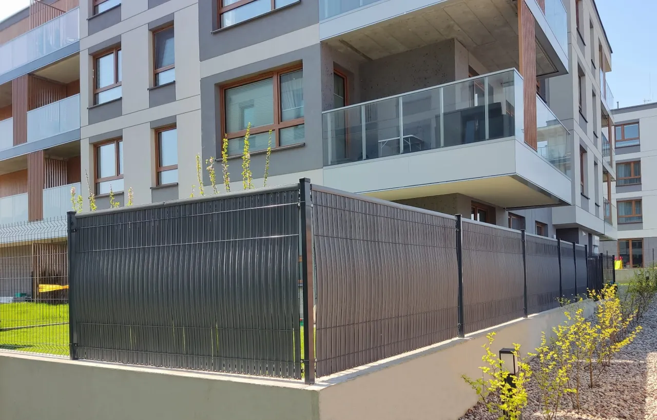 Czym zasłonić płot panelowy, aby zyskać prywatność i styl?