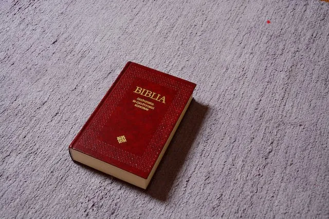 W którym roku powstała biblia? Odkryj tajemnice jej powstania