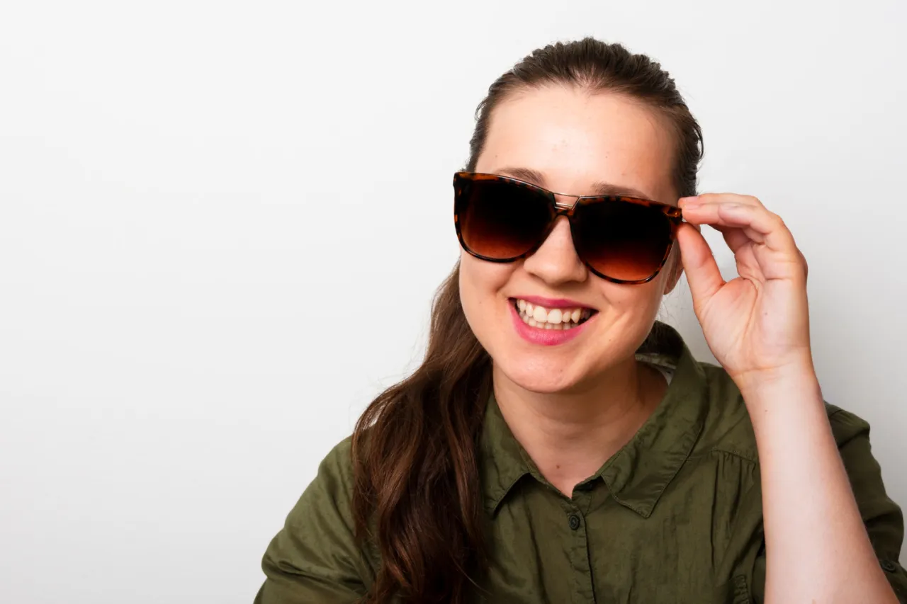 Okulary polaryzacyjne czy fotochromy? Wybierz idealne dla siebie!