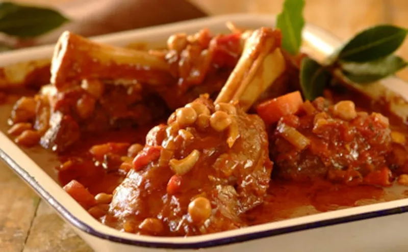 Jak przyrządzić jagnięcinę duszoną, aby była soczysta i aromatyczna