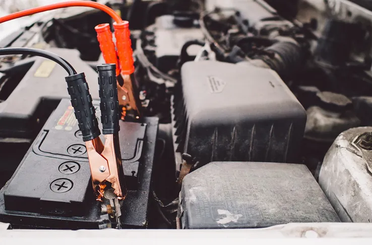 Jak podłączyć akumulator? Bezpieczna instrukcja i adaptacja Start-Stop
