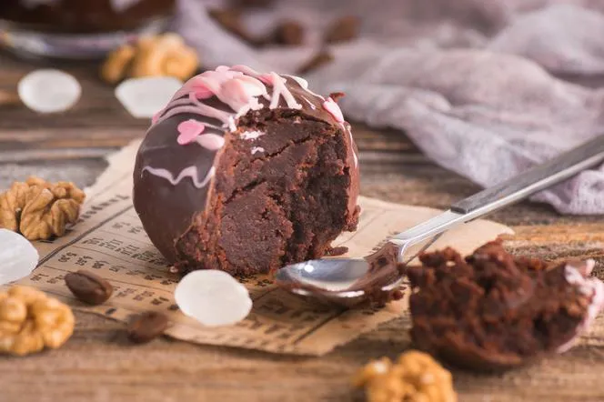 Łatwe przepisy na ciasto bajaderka z resztek ciast, które zachwycają